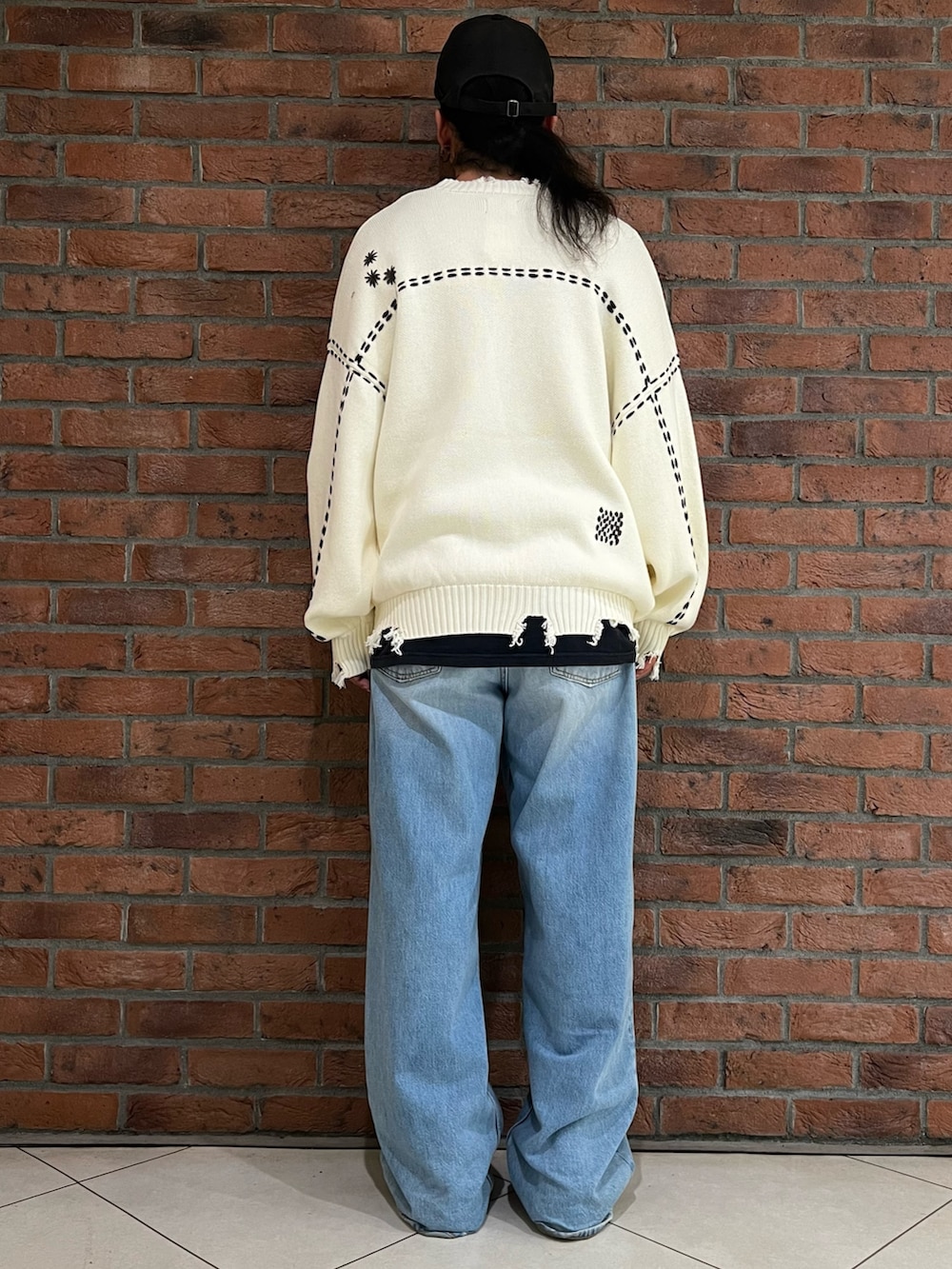 「カーゴパンツ、ブラウン、スリッポン、スポーツミックス、厚底シューズ、デニムハーフパンツ、秋服準備はじめました、シャツスタイル、メンズファッション、リラックススタイル、大人コーデ、プチプラ、ストリートコーデ、秋服、お洒落さんとつながりたい」｜「DANKE SCHONのDankeSchon/ダンケシェーン/HAND STITCH KNIT CARDIGAN（カーディガン/ボレロ、ホワイト系）」を使った、otokuniさん（メンズ・165cm）の秋コーディネートの2枚目の写真
