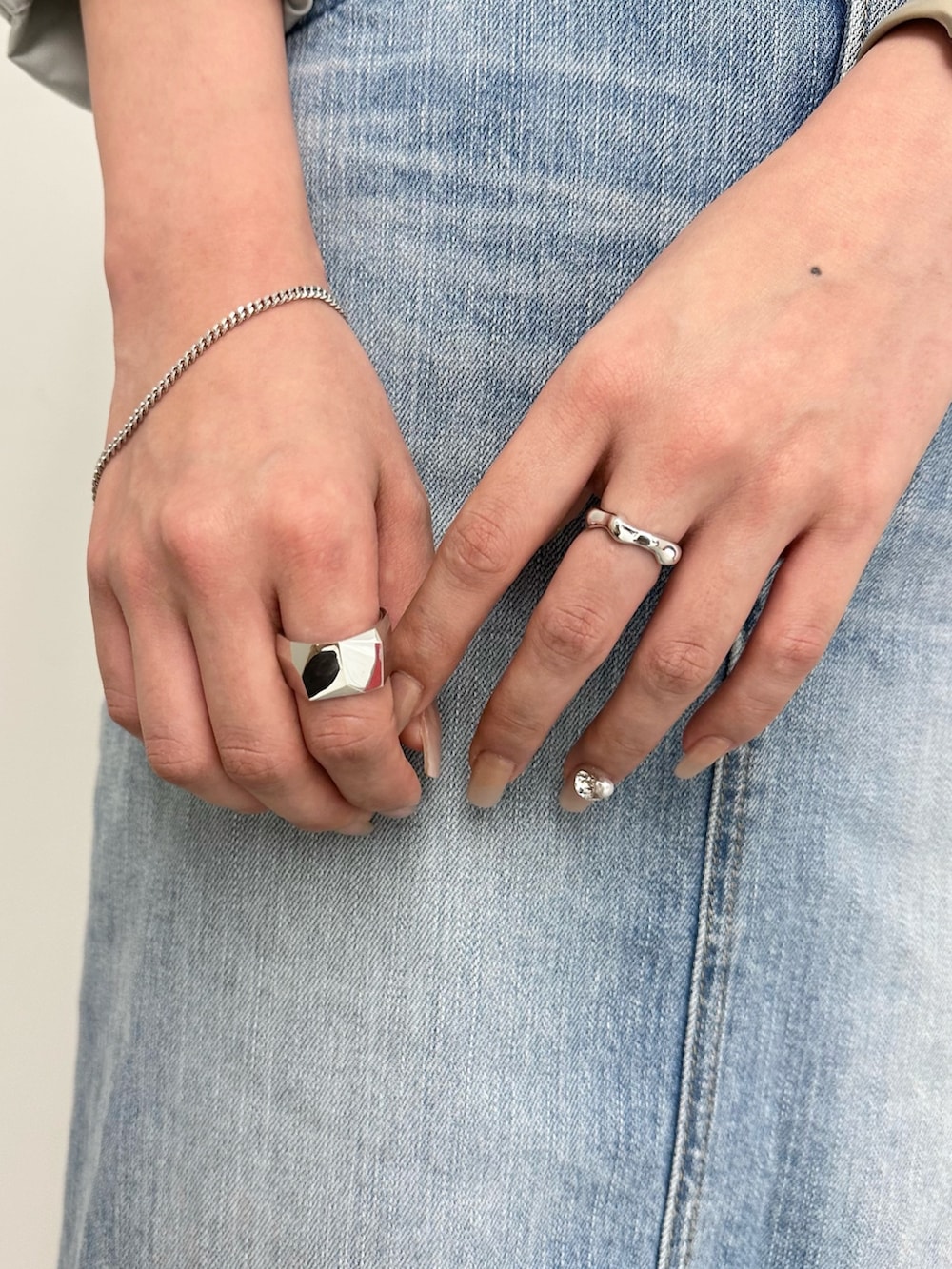 グリーン系のシャツ/ブラウス、ブルー系のデニムスカート、シルバー系のリングを着用したレディースの冬コーディネートの2枚目の写真