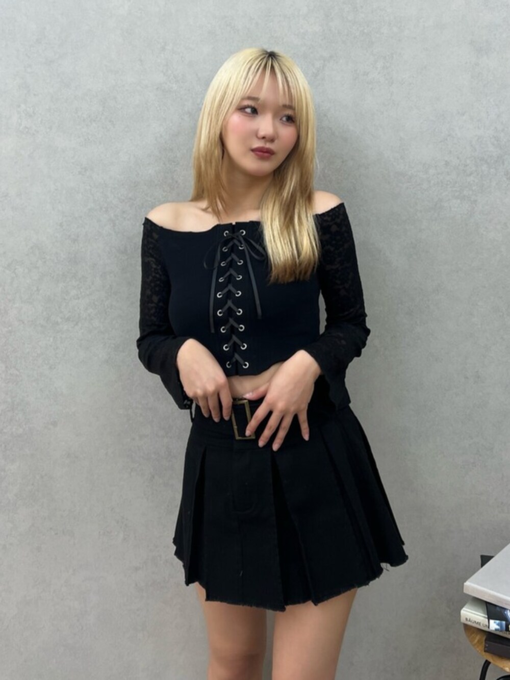 ブラック系のTシャツ/カットソー、ブラック系のスカート、その他のブーツを着用したレディースの夏コーディネートの2枚目の写真