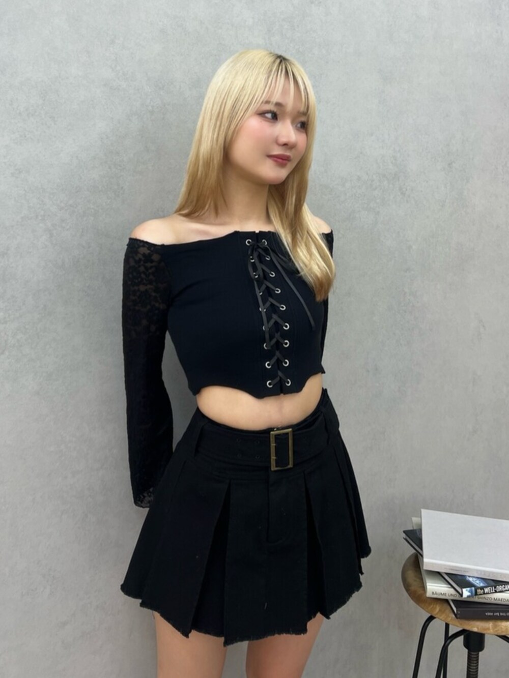 ブラック系のTシャツ/カットソー、ブラック系のスカート、その他のブーツを着用したレディースの夏コーディネートの5枚目の写真