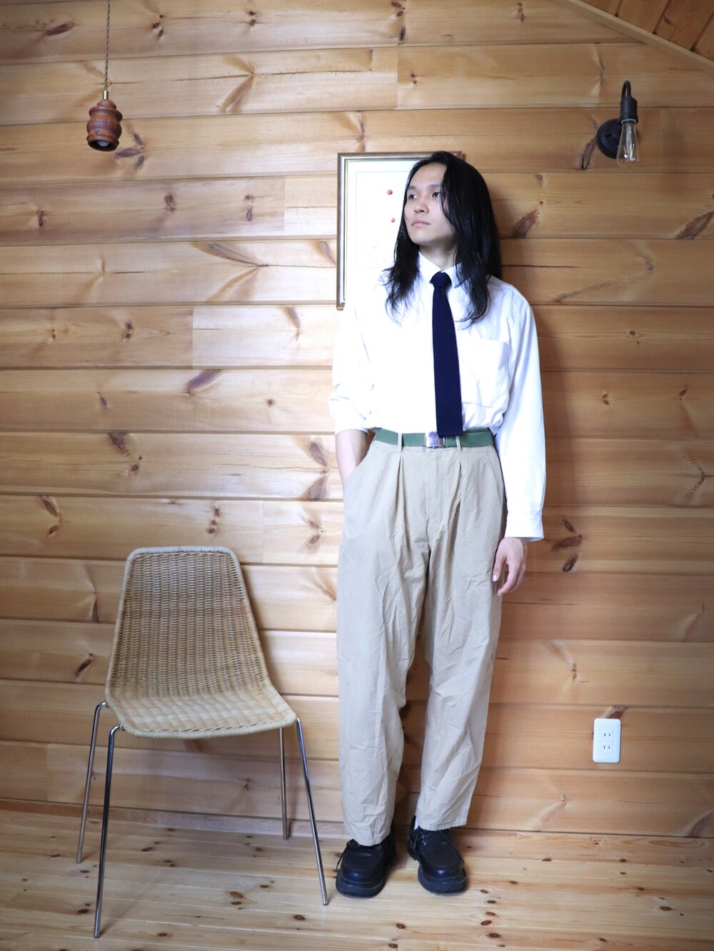 ホワイト系のシャツ/ブラウス、ベージュ系のチノパンツ、ブラック系のシューズを着用したメンズの夏コーディネートの2枚目の写真