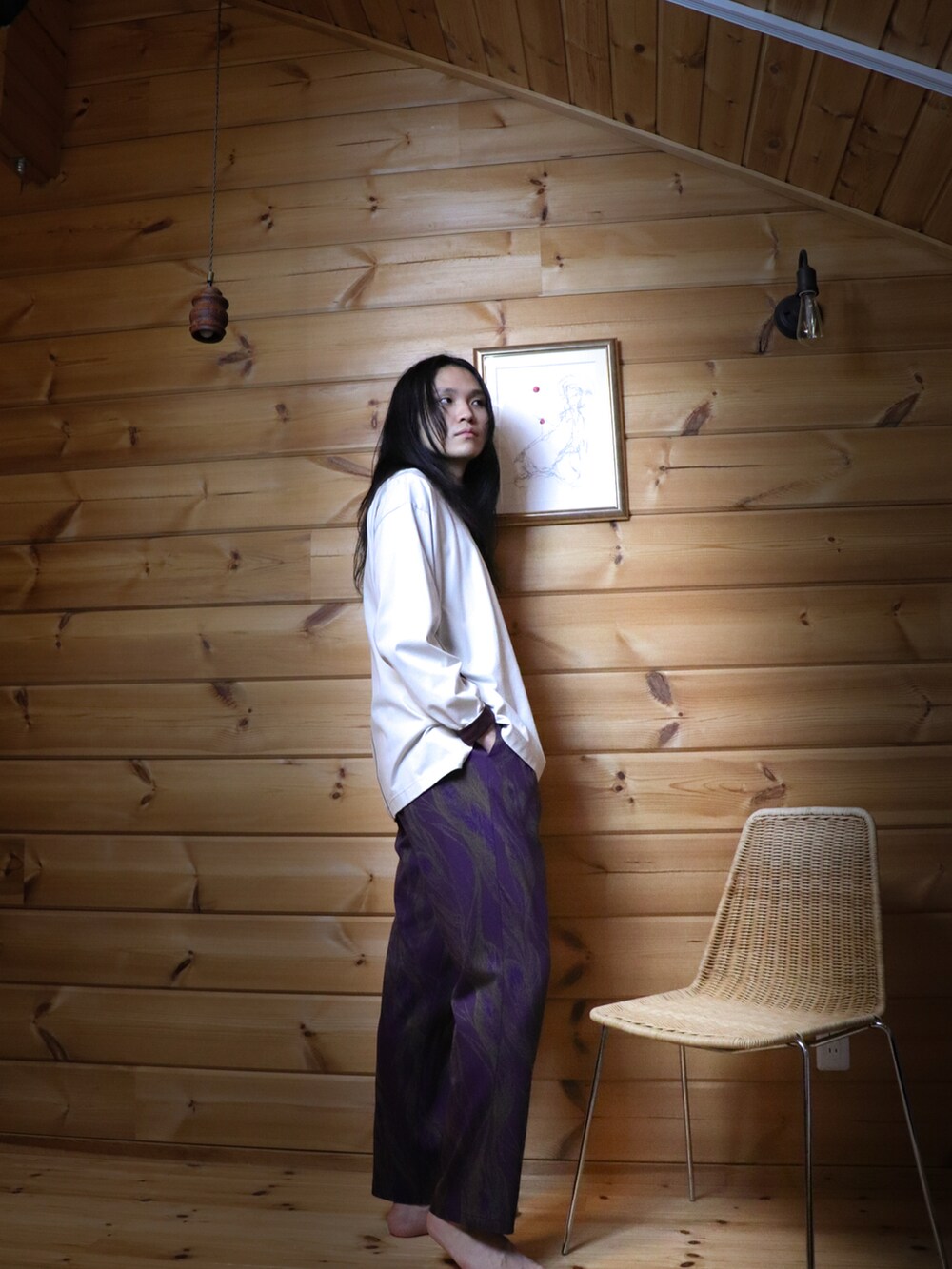 ホワイト系のトップス、レッド系のパンツを着用したメンズの夏コーディネートの2枚目の写真