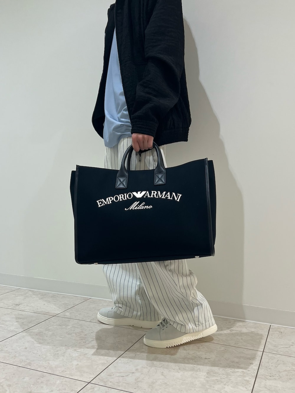 「春夏コーデ、春服、グラデーションＴシャツ、爽やかコーデ、outfit、カジュアルストリート、ストライプパンツ」｜「EMPORIO ARMANIの【エンポリオ アルマーニ】ショッパー キャンバス ロゴ刺繍（トートバッグ、ブルー系）」を使った、kazuさん（メンズ・165cm）の春コーディネートの3枚目の写真