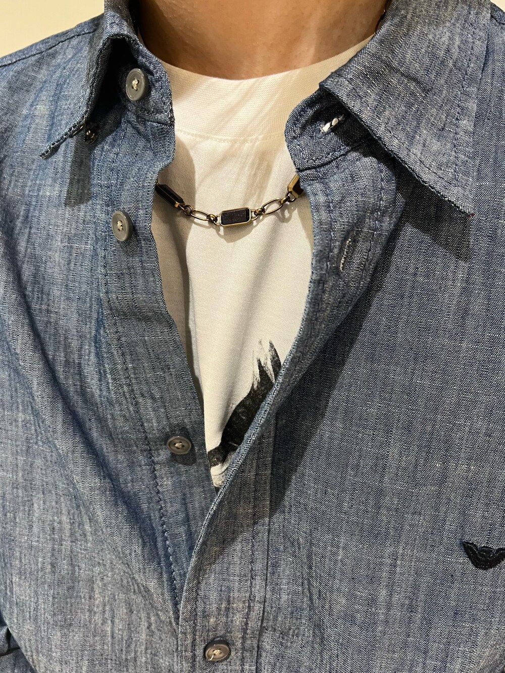 「春コーデ、デニムシャツ、デニムシャツコーデ、おでかけスタイル、outfit、タックイン、メンズファッション、きれいめカジュアル」｜「EMPORIO ARMANIのEGS3096251（ネックレス、ゴールド系）」を使った、kazuさん（メンズ・165cm）の春コーディネートの2枚目の写真