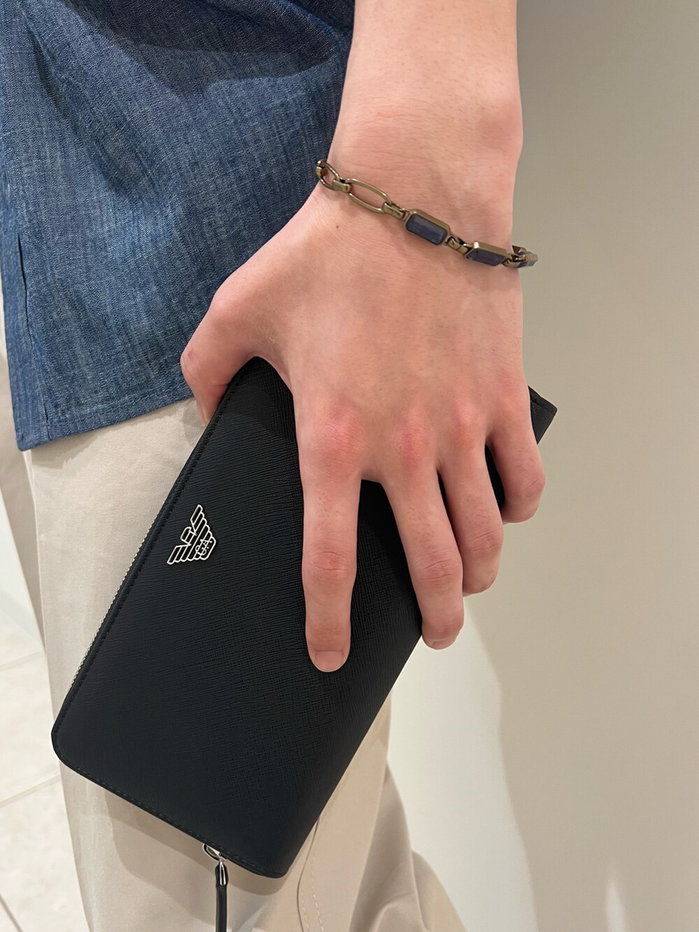 「春コーデ、デニムシャツ、デニムシャツコーデ、おでかけスタイル、outfit、タックイン、メンズファッション、きれいめカジュアル」｜「EMPORIO ARMANIのEGS3096251（ネックレス、ゴールド系）」を使った、kazuさん（メンズ・165cm）の春コーディネートの3枚目の写真