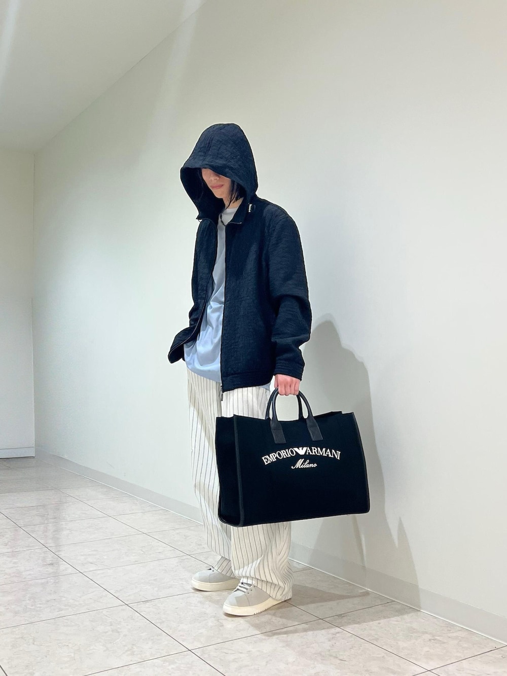 「春夏コーデ、春服、グラデーションＴシャツ、爽やかコーデ、outfit、カジュアルストリート、ストライプパンツ」｜「EMPORIO ARMANIの【エンポリオ アルマーニ】ショッパー キャンバス ロゴ刺繍（トートバッグ、ブルー系）」を使った、kazuさん（メンズ・165cm）の春コーディネートの2枚目の写真