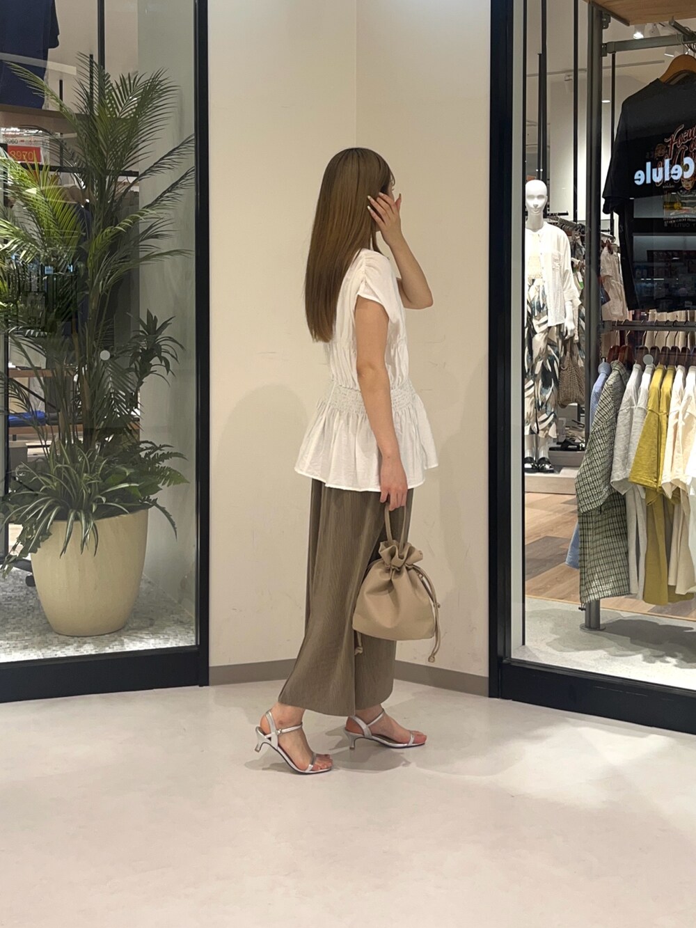 ホワイト系のシャツ/ブラウス、ベージュ系のスカート、シルバー系のサンダルを着用したレディースの夏コーディネートの2枚目の写真