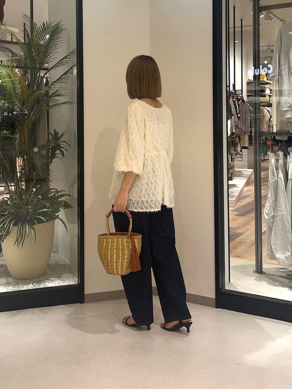 ホワイト系のシャツ/ブラウス、ブラック系のシューズ、ベージュ系のバッグを着用したレディースの夏コーディネートの2枚目の写真