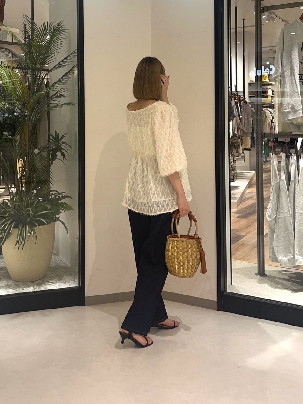 ホワイト系のシャツ/ブラウス、ブラック系のシューズ、ベージュ系のバッグを着用したレディースの夏コーディネートの3枚目の写真