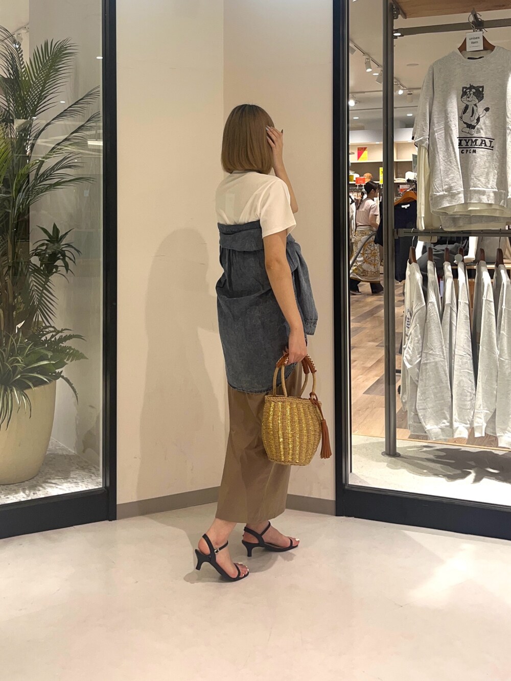 ホワイト系のTシャツ/カットソー、ブラック系のシューズ、ベージュ系のスカートを着用したレディースの夏コーディネートの2枚目の写真