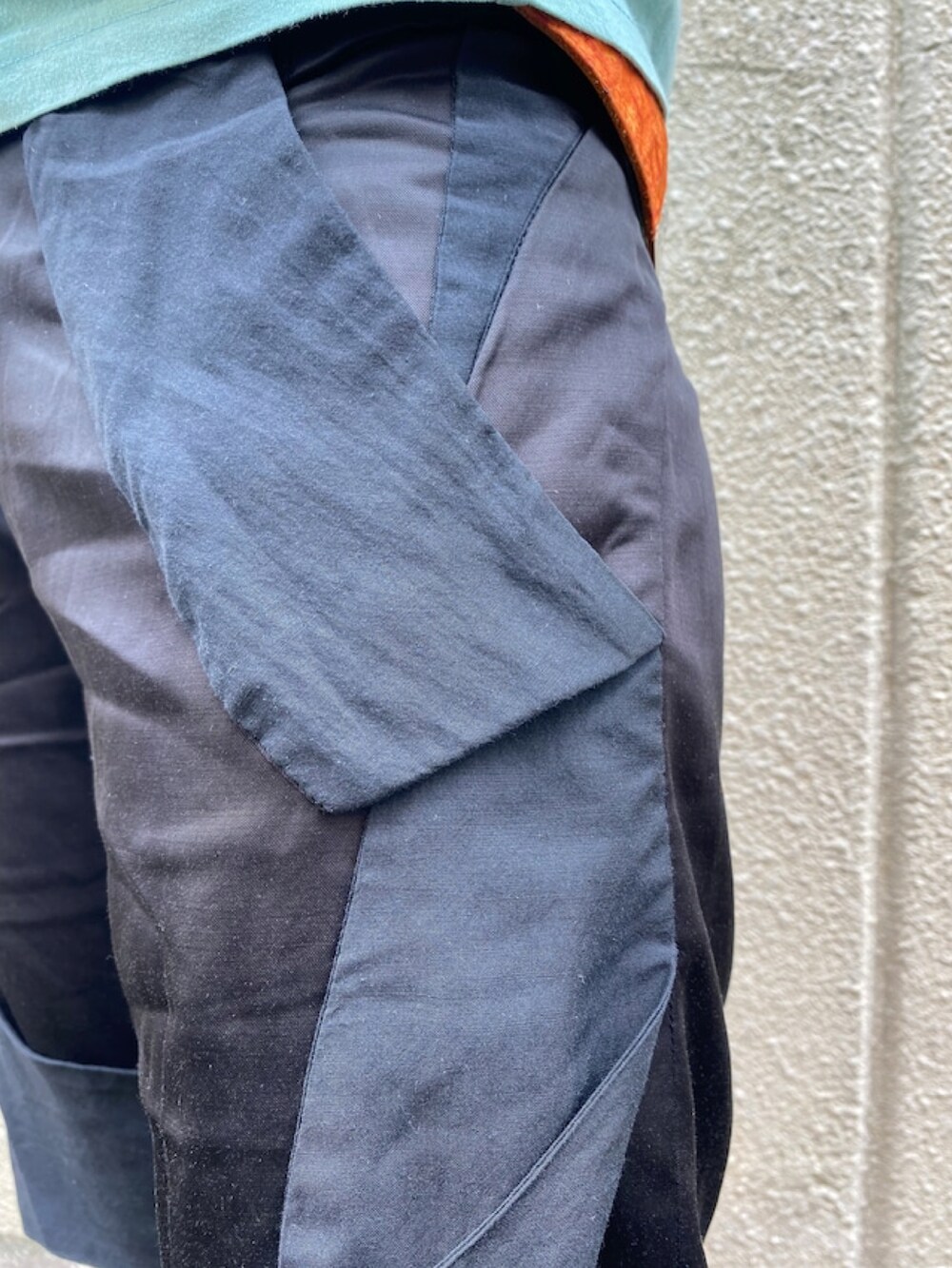 ブラック系のその他パンツ、ブルー系のTシャツ/カットソーを着用したレディースの夏コーディネートの3枚目の写真