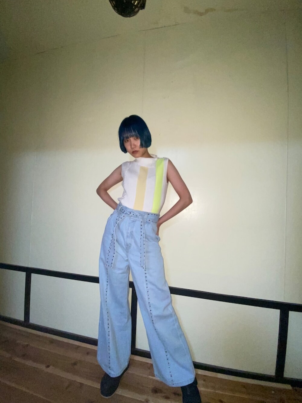 その他のニット/セーター、ブルー系のデニムパンツを着用したレディースの夏コーディネートの3枚目の写真