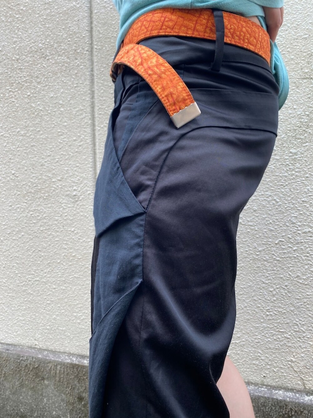 ブラック系のその他パンツ、ブルー系のTシャツ/カットソーを着用したレディースの夏コーディネートの4枚目の写真