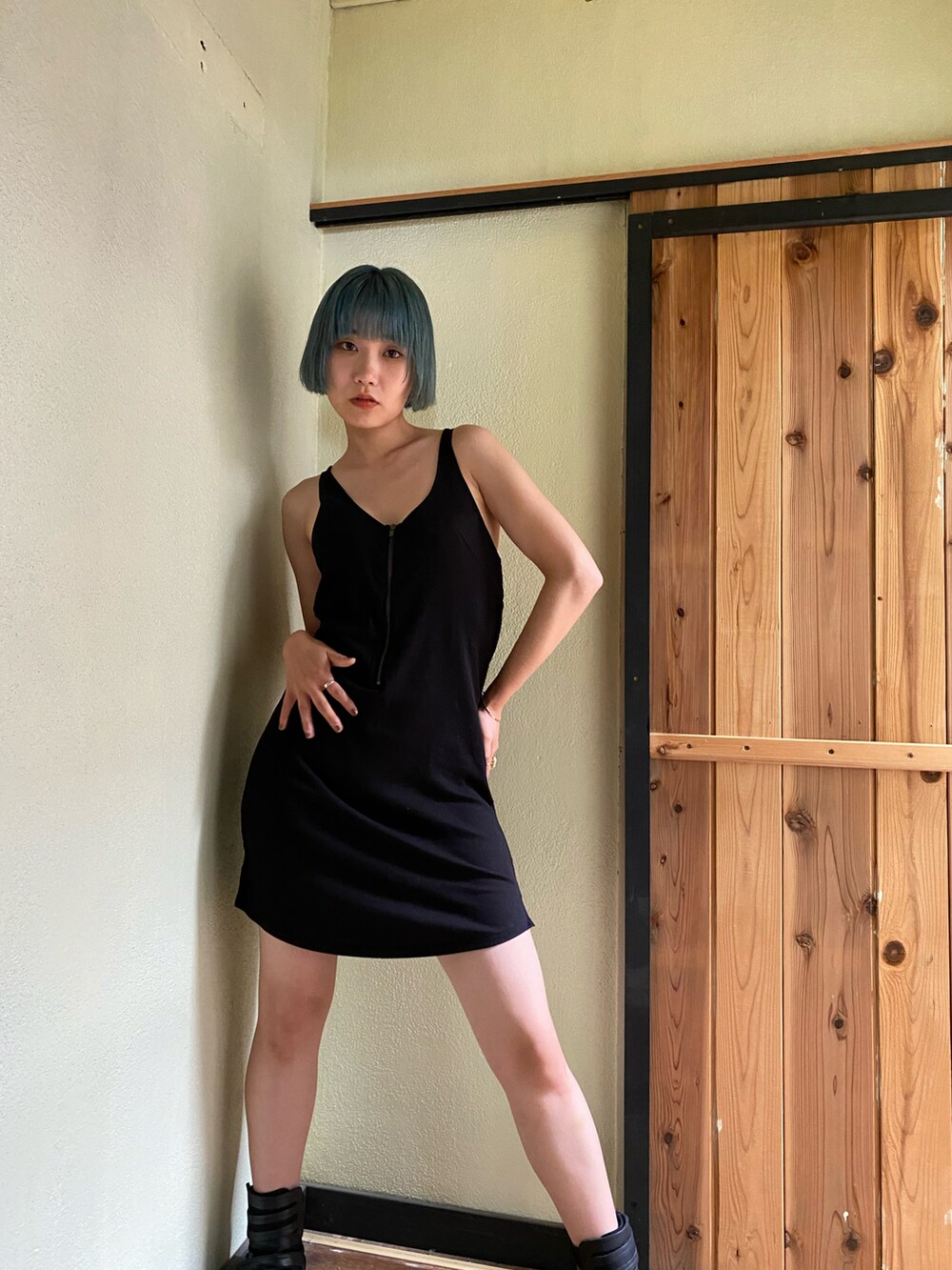 ブラック系のワンピースを着用したレディースの夏コーディネートの2枚目の写真