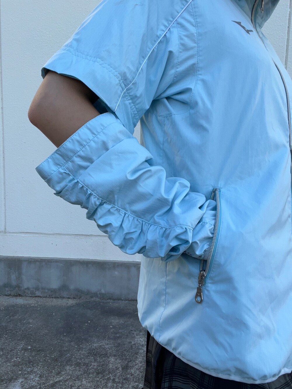 ブルー系のブルゾン、ブラック系のワンピース/ドレスを着用したレディースの秋コーディネートの3枚目の写真