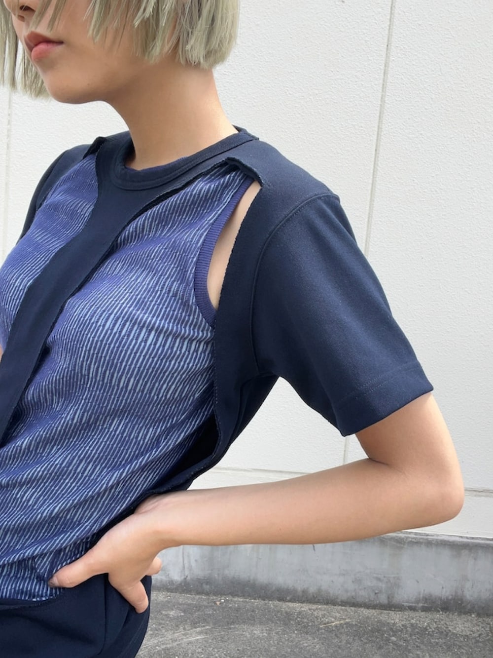 ブルー系のタンクトップ、ブラック系のTシャツ/カットソー、ブラック系のデニムスカートを着用したレディースの夏コーディネートの2枚目の写真