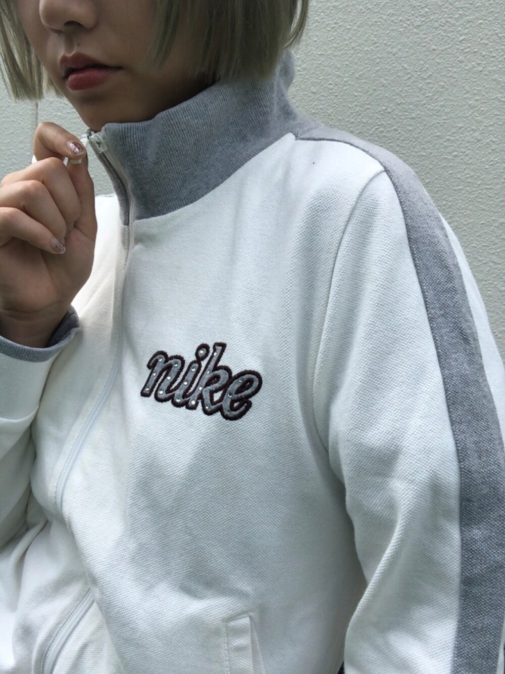 ホワイト系のジャケット/アウターを着用したレディースの夏コーディネートの2枚目の写真