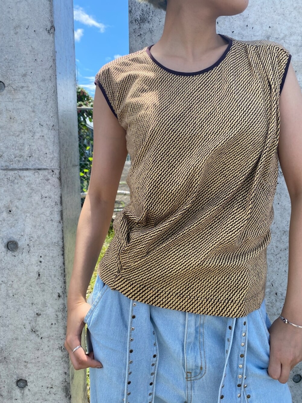 ブルー系のデニムパンツ、イエロー系のTシャツ/カットソーを着用したレディースの夏コーディネートの4枚目の写真