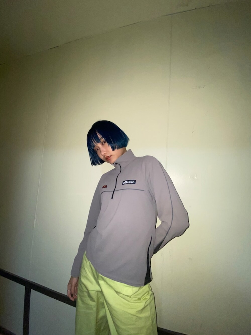 グレー系のその他アウター、パープル系のその他パンツを着用したレディースの夏コーディネートの5枚目の写真