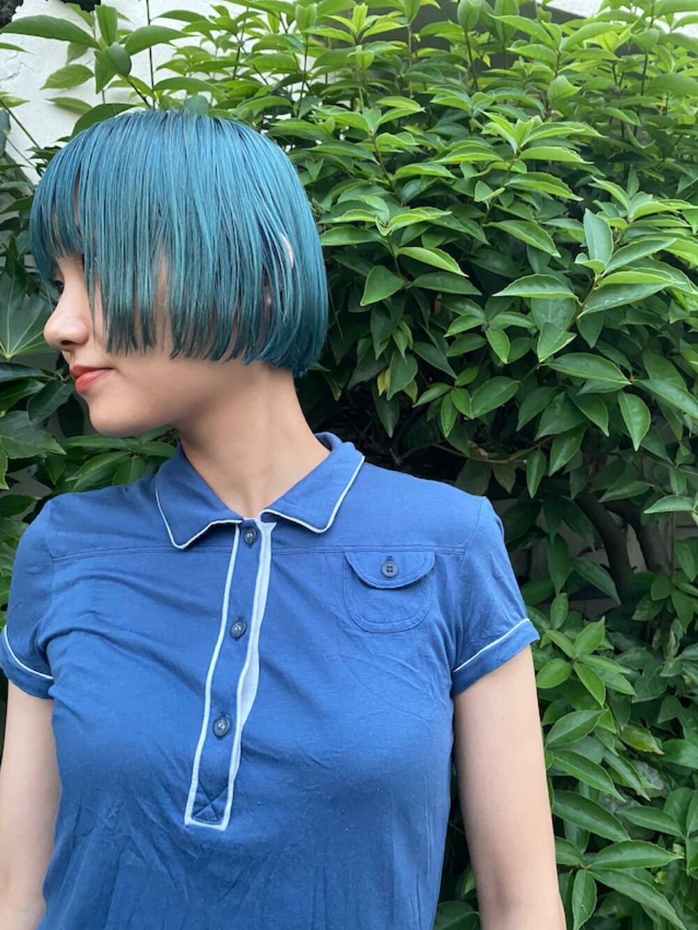 ブルー系のシャツ/ブラウスを着用したレディースの夏コーディネートの2枚目の写真