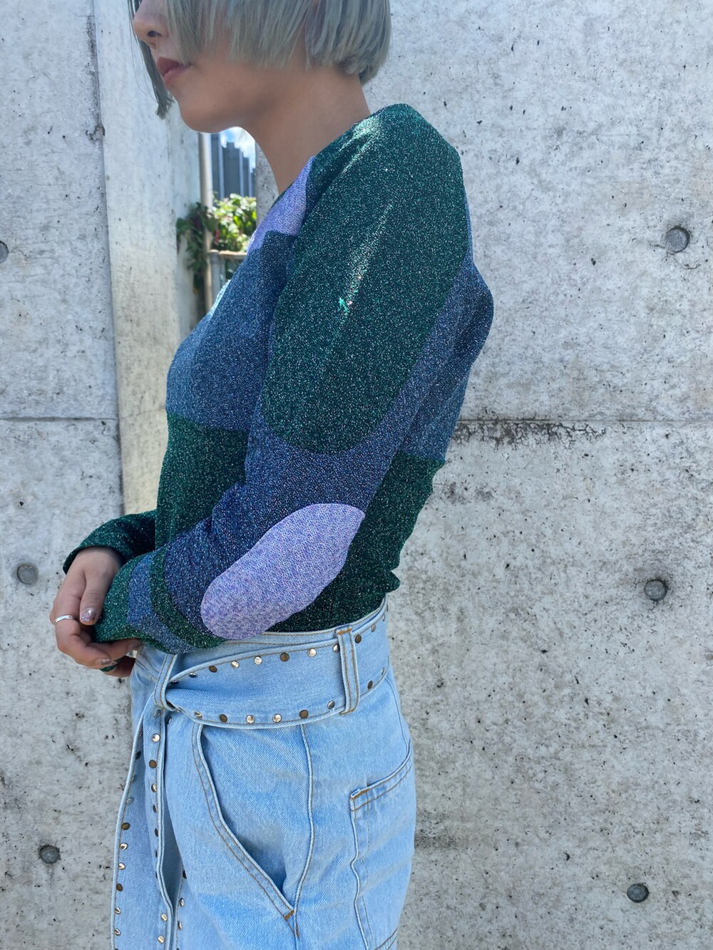 その他のTシャツ/カットソー、ブルー系のデニムパンツを着用したレディースの夏コーディネートの3枚目の写真