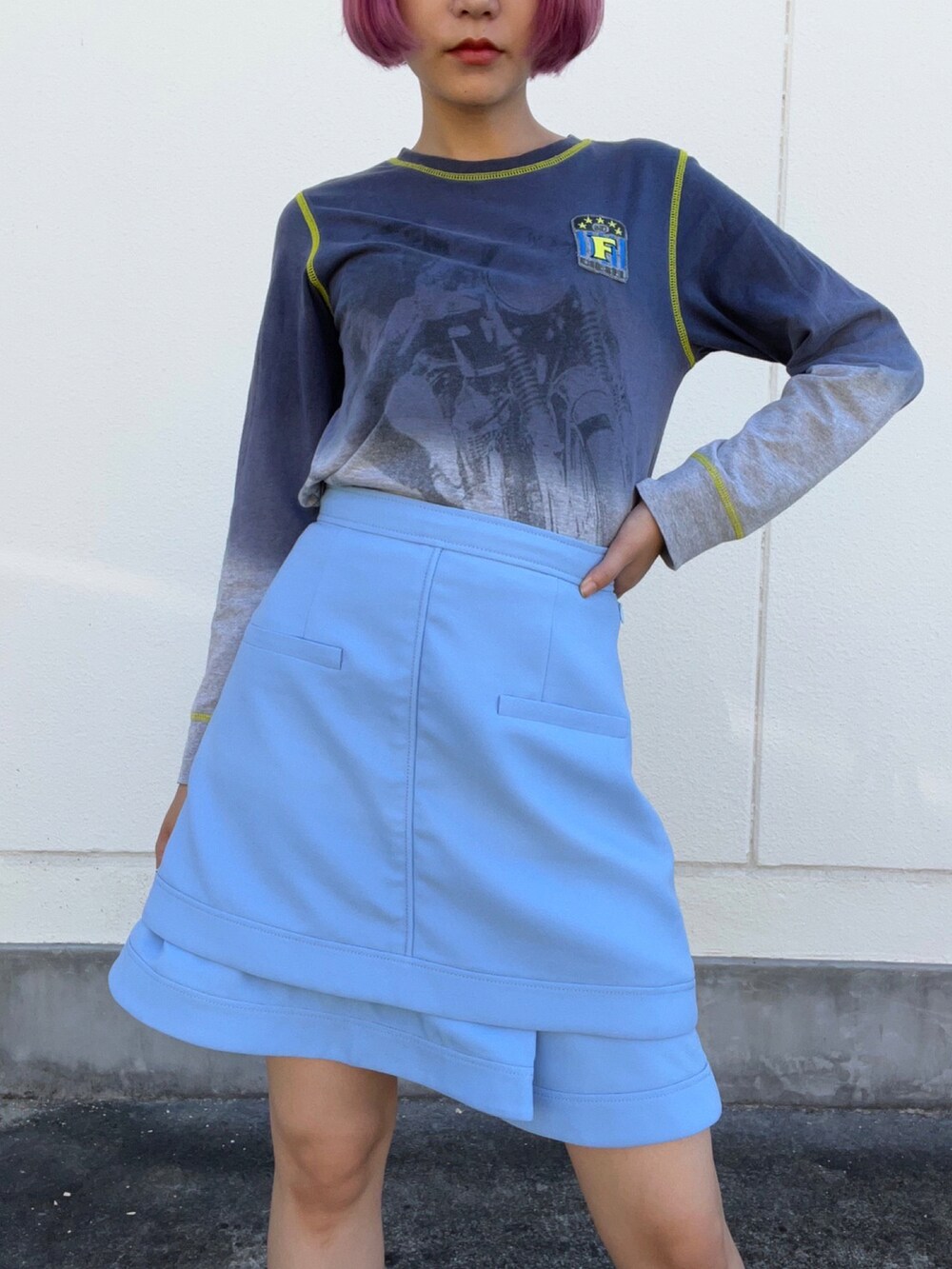 ブルー系のTシャツ/カットソー、ブルー系のスカートを着用したレディースの秋コーディネートの2枚目の写真