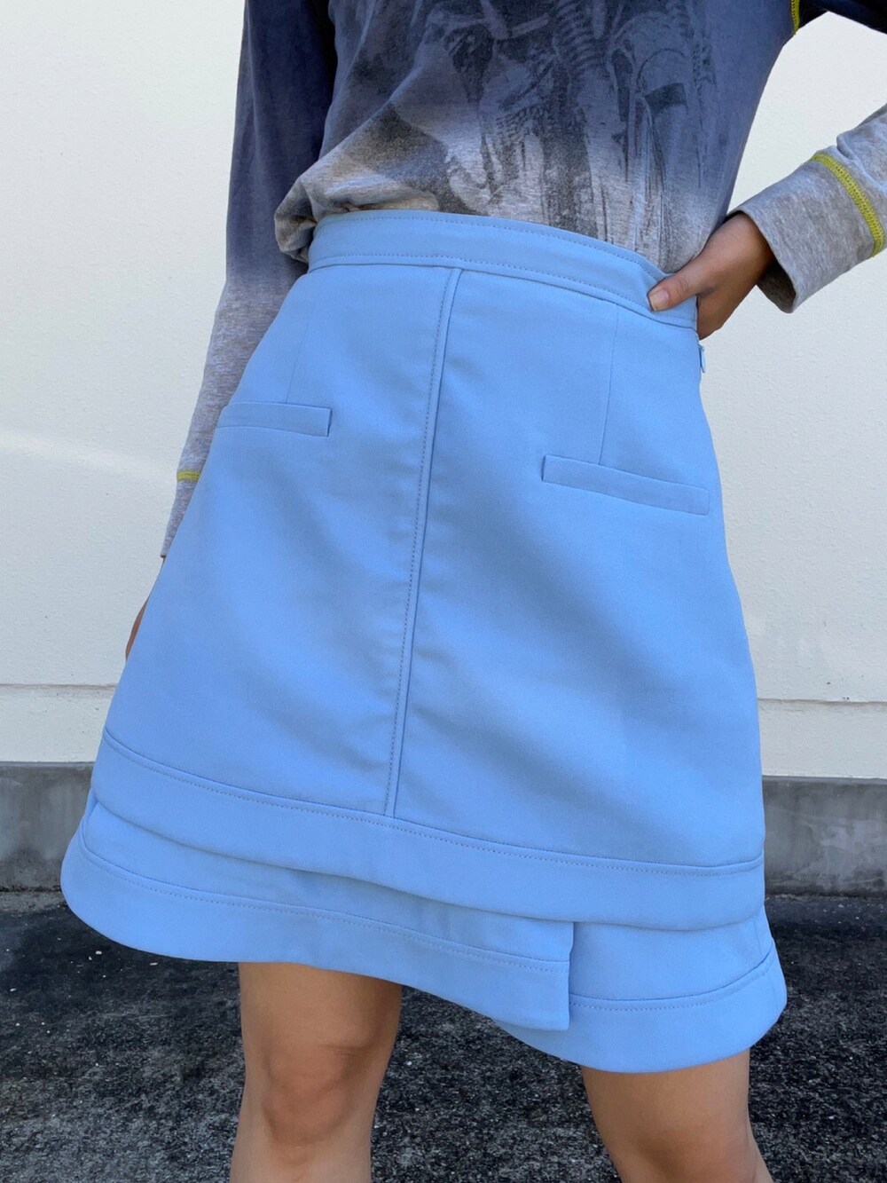 ブルー系のTシャツ/カットソー、ブルー系のスカートを着用したレディースの秋コーディネートの3枚目の写真