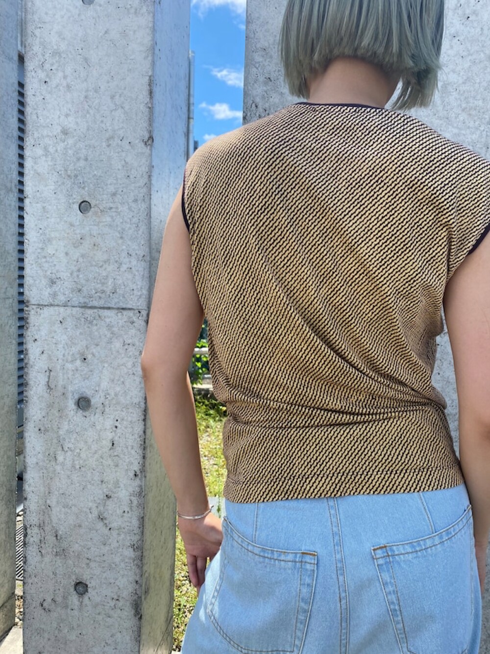 ブルー系のデニムパンツ、イエロー系のTシャツ/カットソーを着用したレディースの夏コーディネートの5枚目の写真