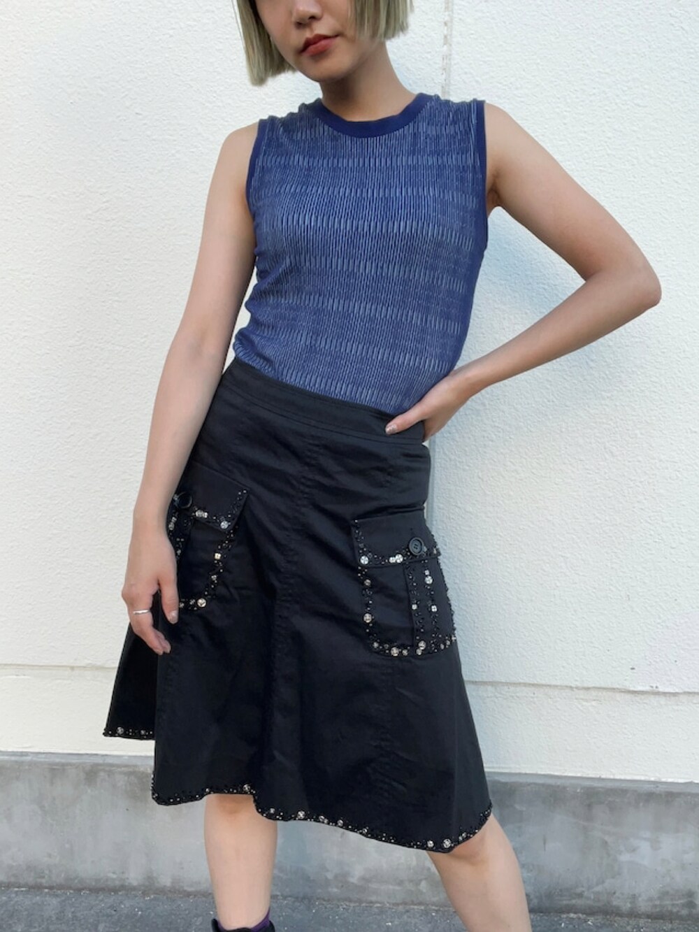 ブラック系のスカート、ブルー系のタンクトップを着用したレディースの夏コーディネートの2枚目の写真