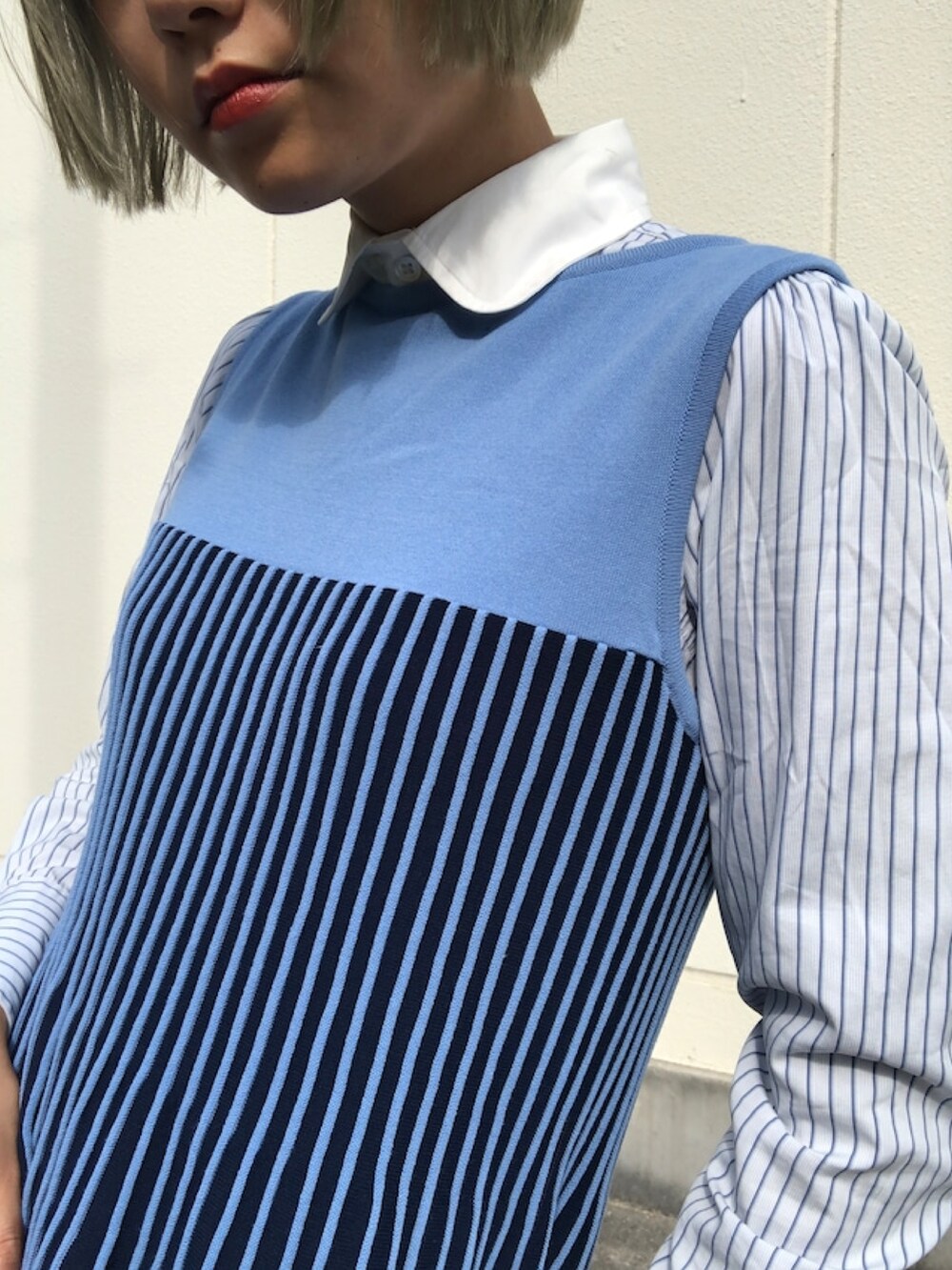 ブルー系のワンピースを着用したレディースの秋コーディネートの2枚目の写真