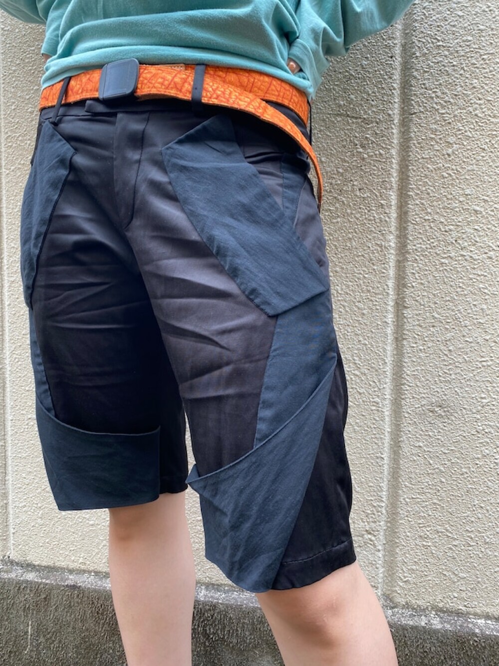 ブラック系のその他パンツ、ブルー系のTシャツ/カットソーを着用したレディースの夏コーディネートの2枚目の写真