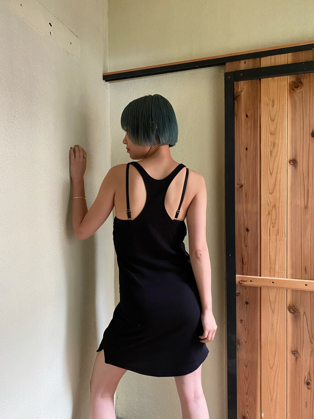 ブラック系のワンピースを着用したレディースの夏コーディネートの3枚目の写真