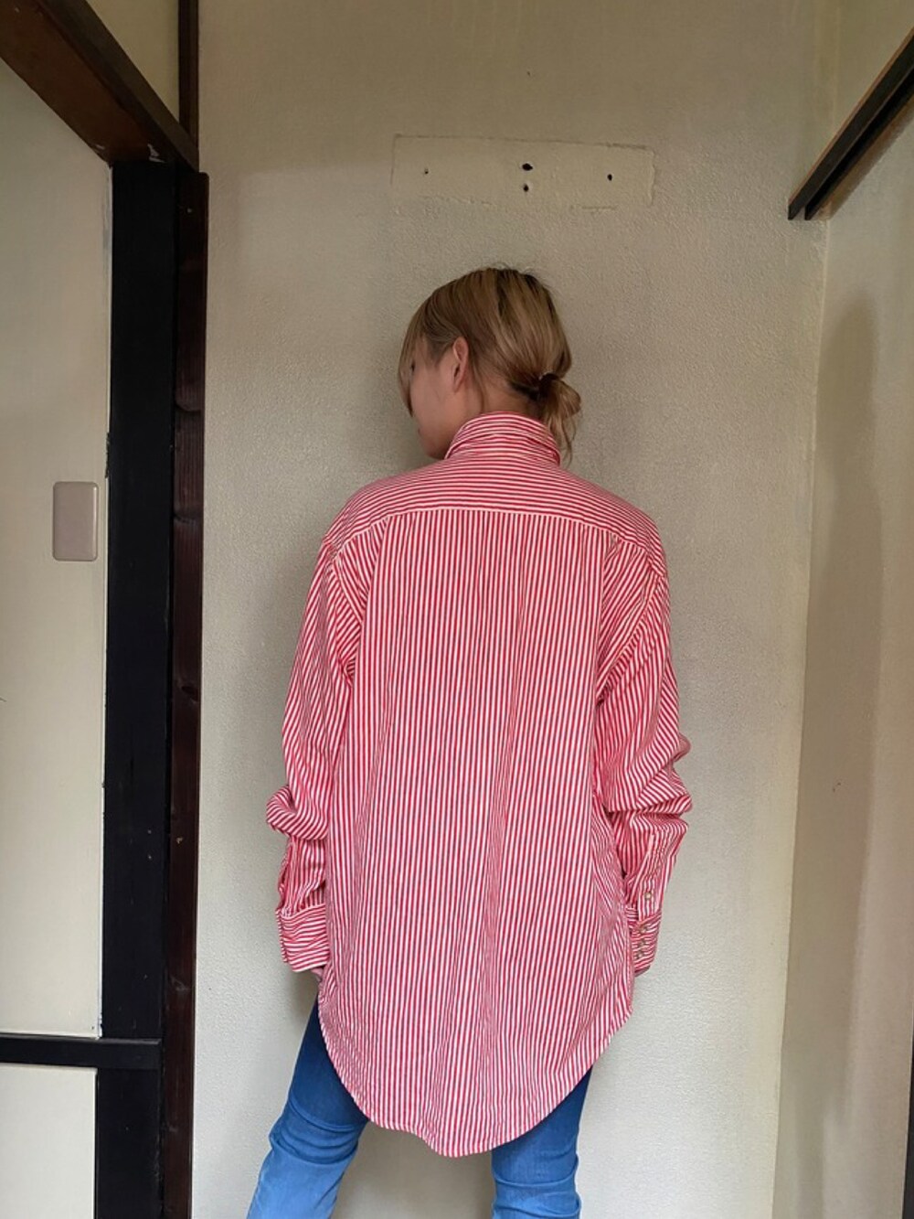 レッド系のミリタリージャケットを着用したレディースの夏コーディネートの4枚目の写真