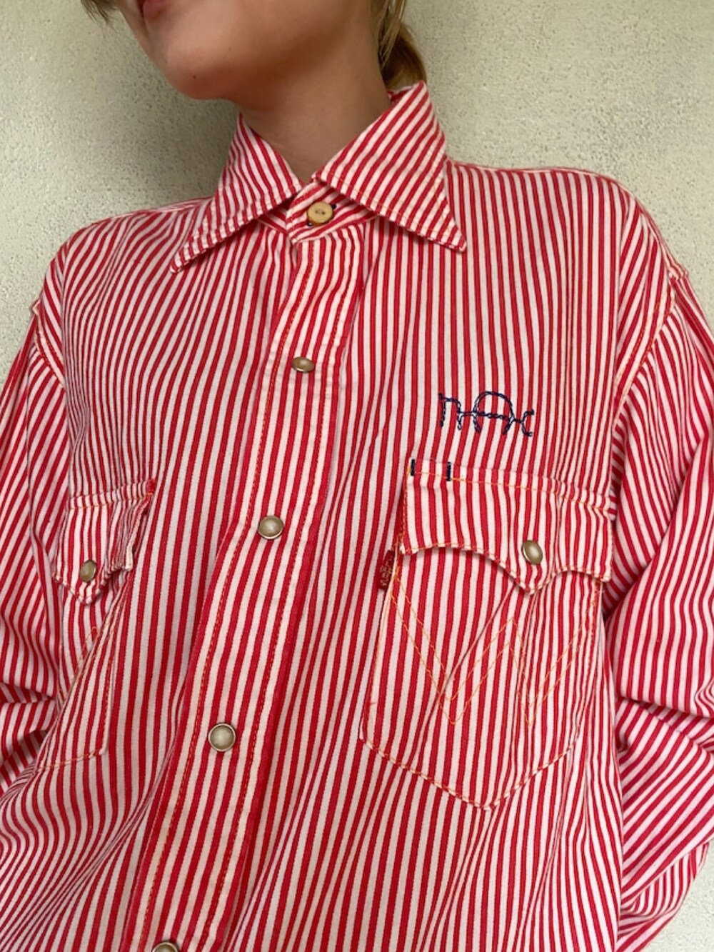 レッド系のミリタリージャケットを着用したレディースの夏コーディネートの3枚目の写真