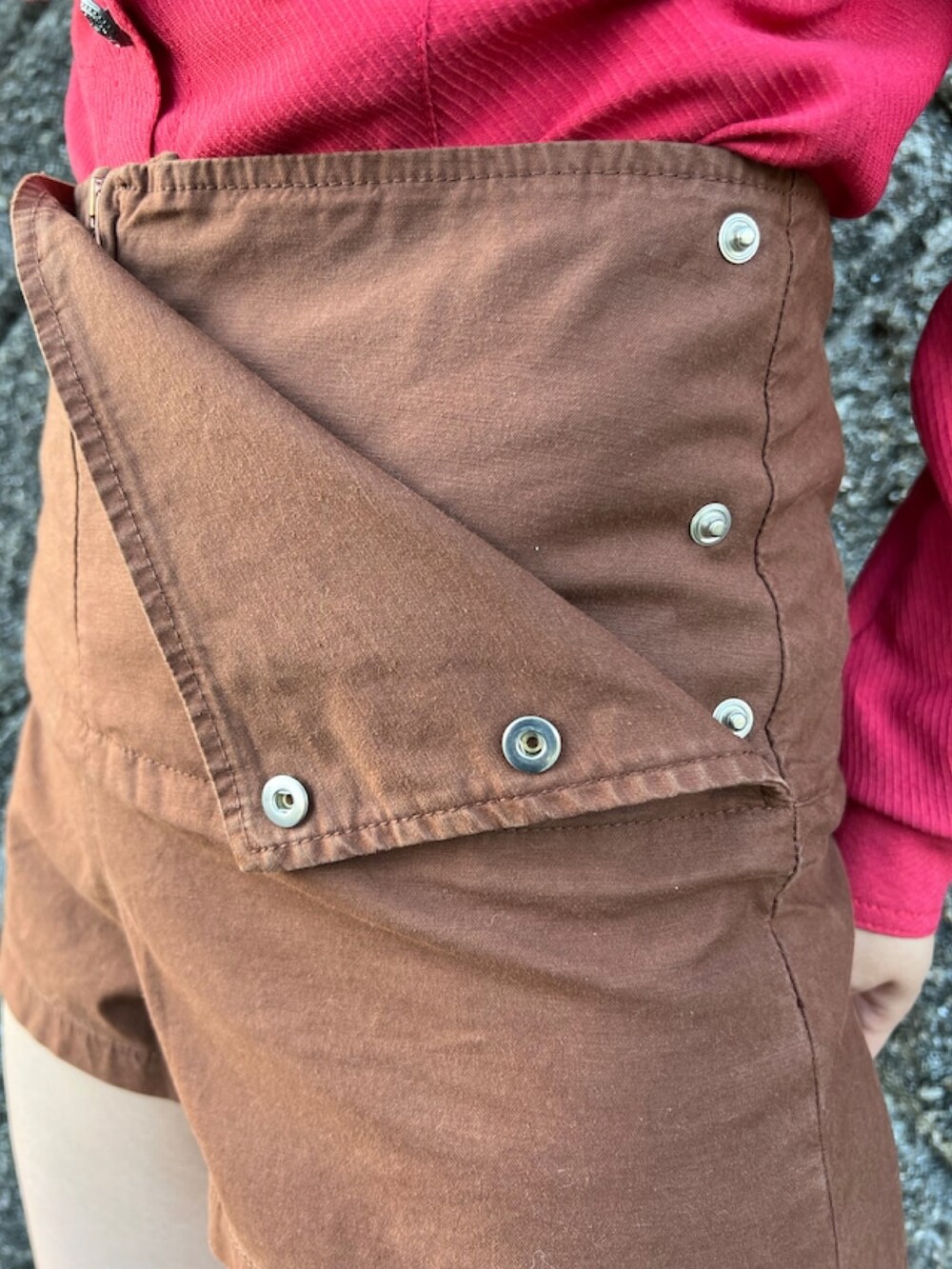 レッド系のシャツ/ブラウス、ブラウン系のその他パンツ、ブラック系のシャツ/ブラウスを着用したレディースの秋コーディネートの2枚目の写真