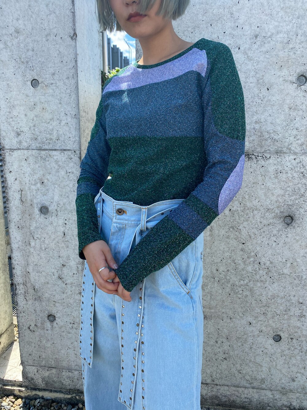 その他のTシャツ/カットソー、ブルー系のデニムパンツを着用したレディースの夏コーディネートの2枚目の写真