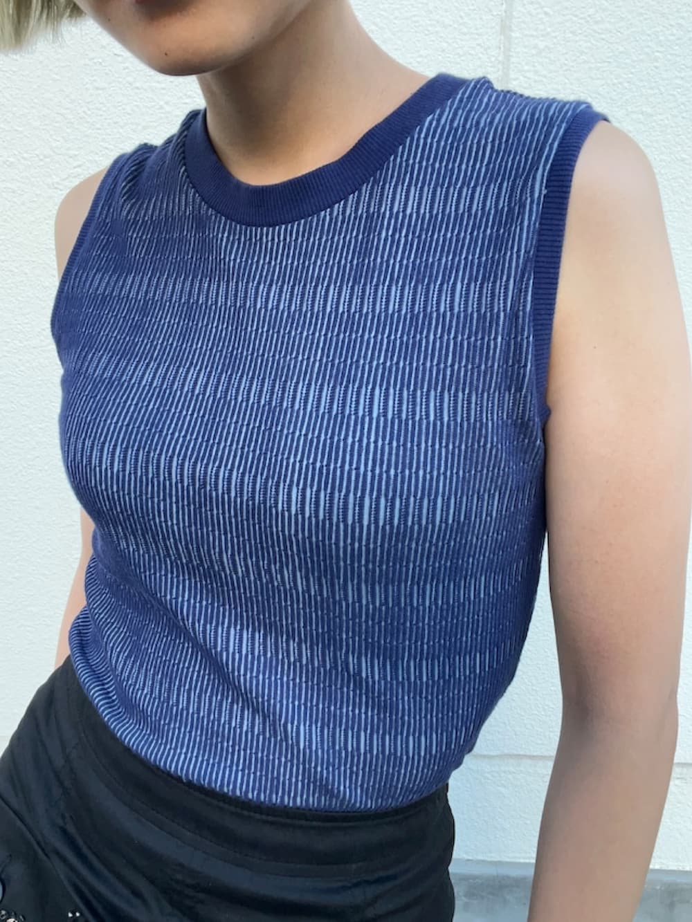 ブラック系のスカート、ブルー系のタンクトップを着用したレディースの夏コーディネートの3枚目の写真