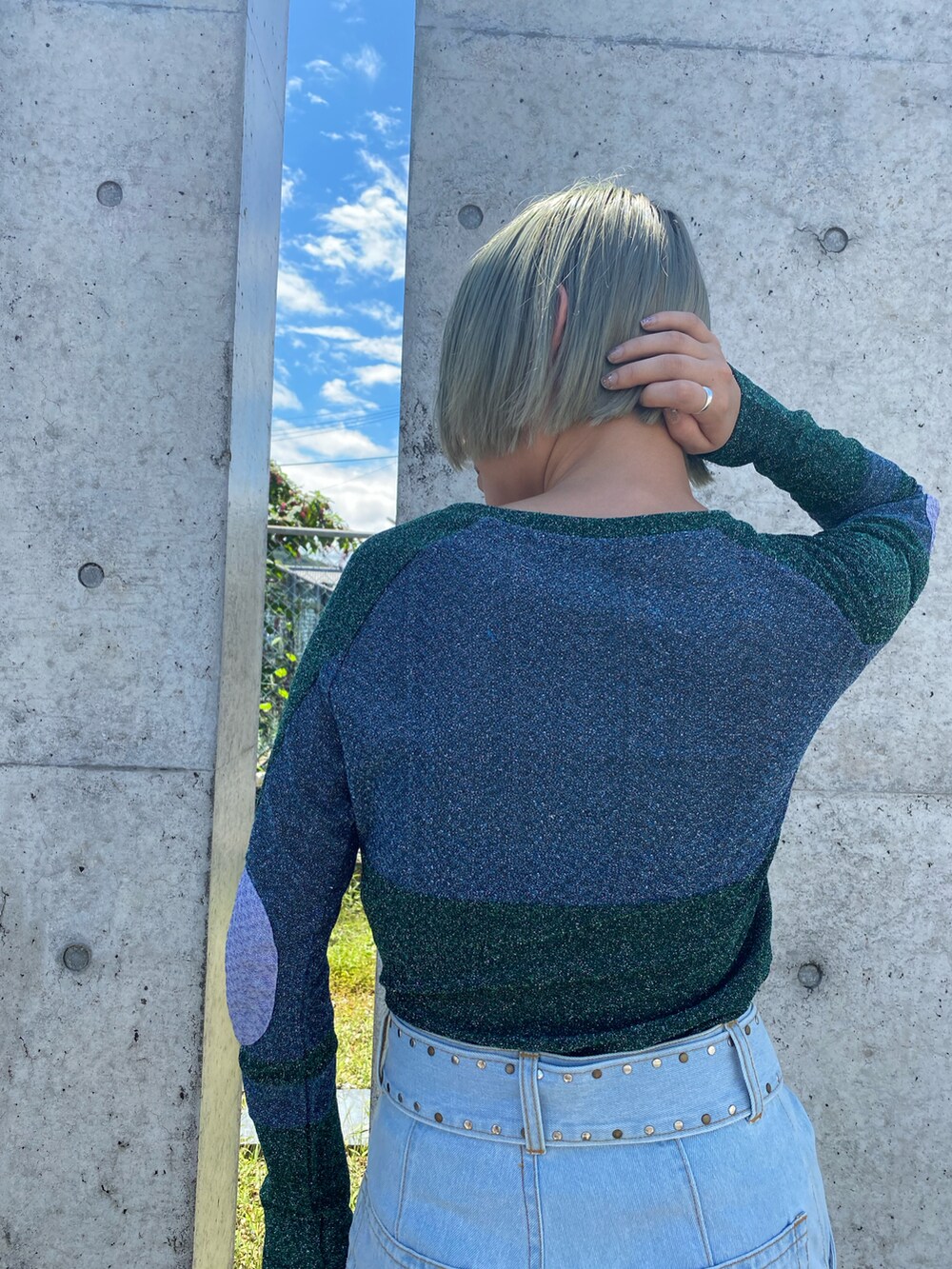 その他のTシャツ/カットソー、ブルー系のデニムパンツを着用したレディースの夏コーディネートの5枚目の写真