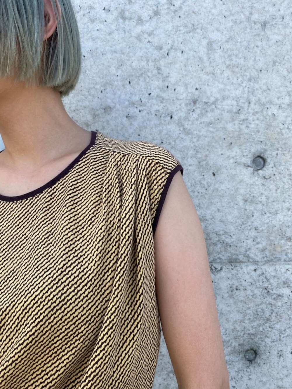 ブルー系のデニムパンツ、イエロー系のTシャツ/カットソーを着用したレディースの夏コーディネートの2枚目の写真