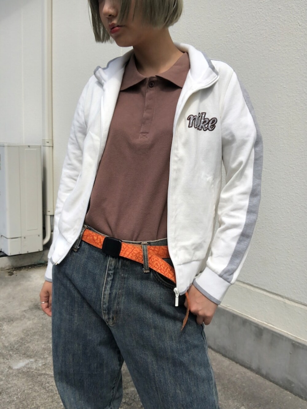 ホワイト系のジャケット/アウターを着用したレディースの夏コーディネートの4枚目の写真