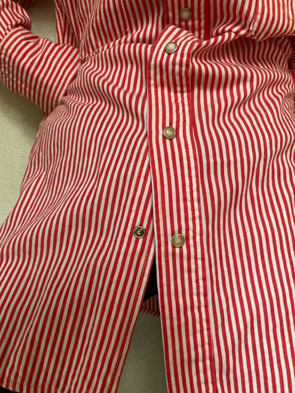 レッド系のミリタリージャケットを着用したレディースの夏コーディネートの5枚目の写真