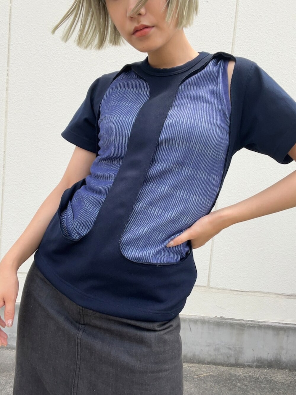 ブルー系のタンクトップ、ブラック系のTシャツ/カットソー、ブラック系のデニムスカートを着用したレディースの夏コーディネートの3枚目の写真