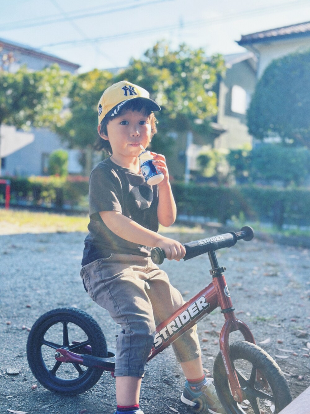 ブラック系のトップス、グリーン系のその他パンツ、グリーン系のスニーカーを着用したキッズの秋コーディネートの2枚目の写真