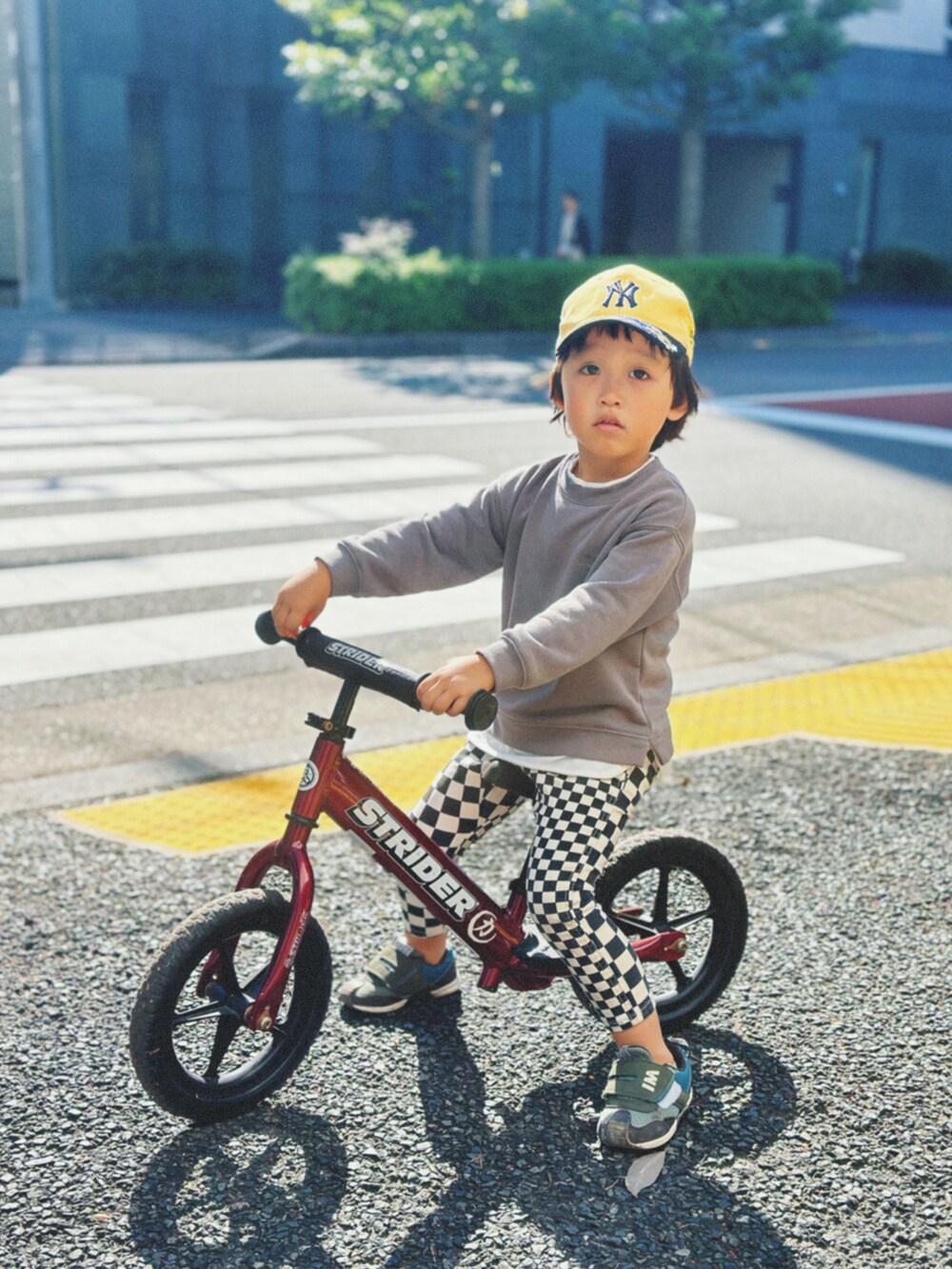 イエロー系の帽子を着用したキッズの秋コーディネートの2枚目の写真