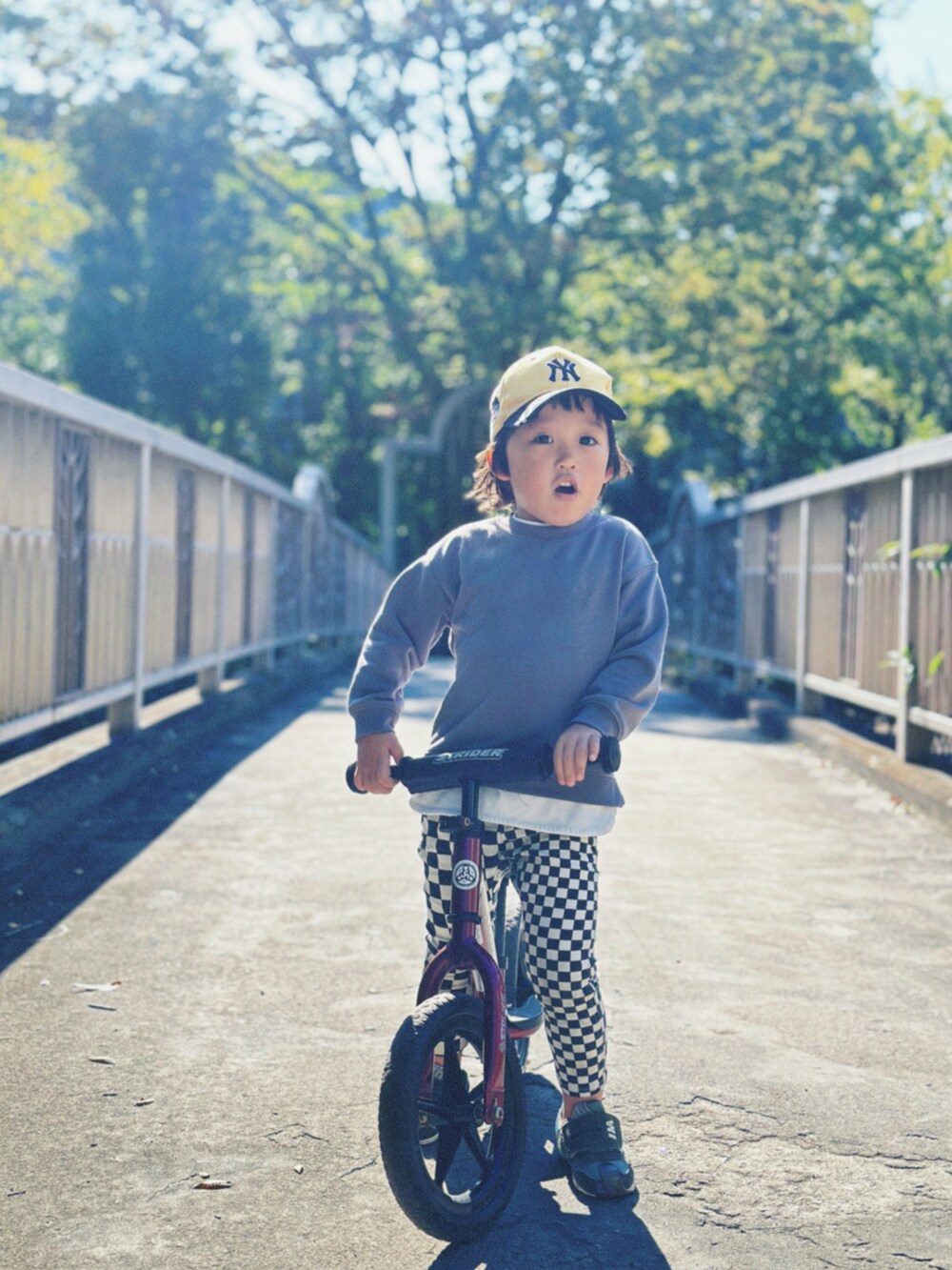 イエロー系の帽子を着用したキッズの秋コーディネートの3枚目の写真