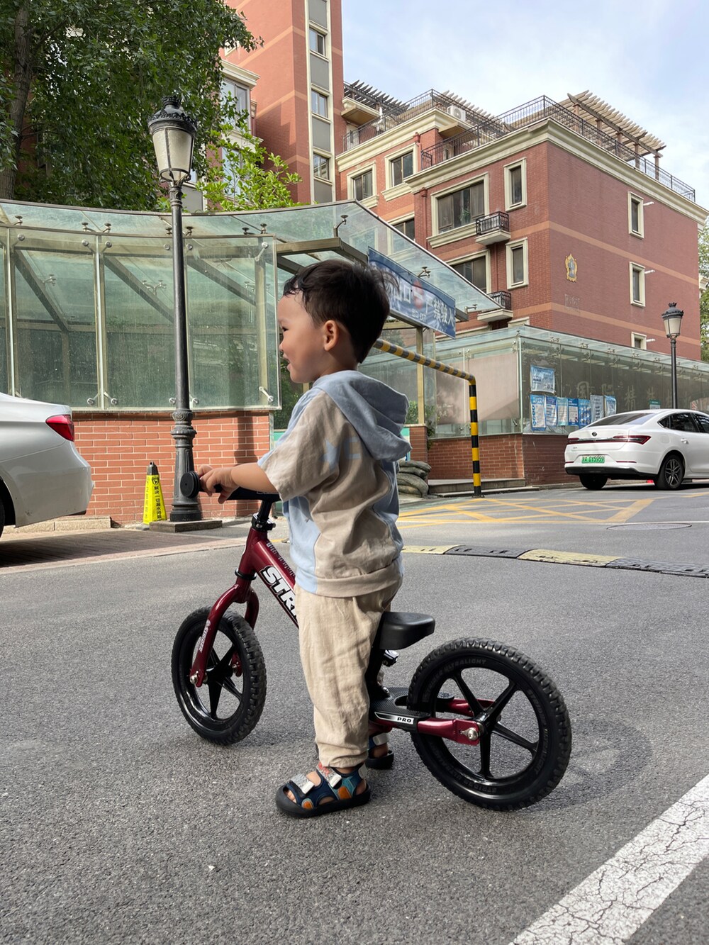 ブラック系のトップス、その他のカーゴパンツ、ホワイト系のスニーカーを着用したキッズの夏コーディネートの2枚目の写真