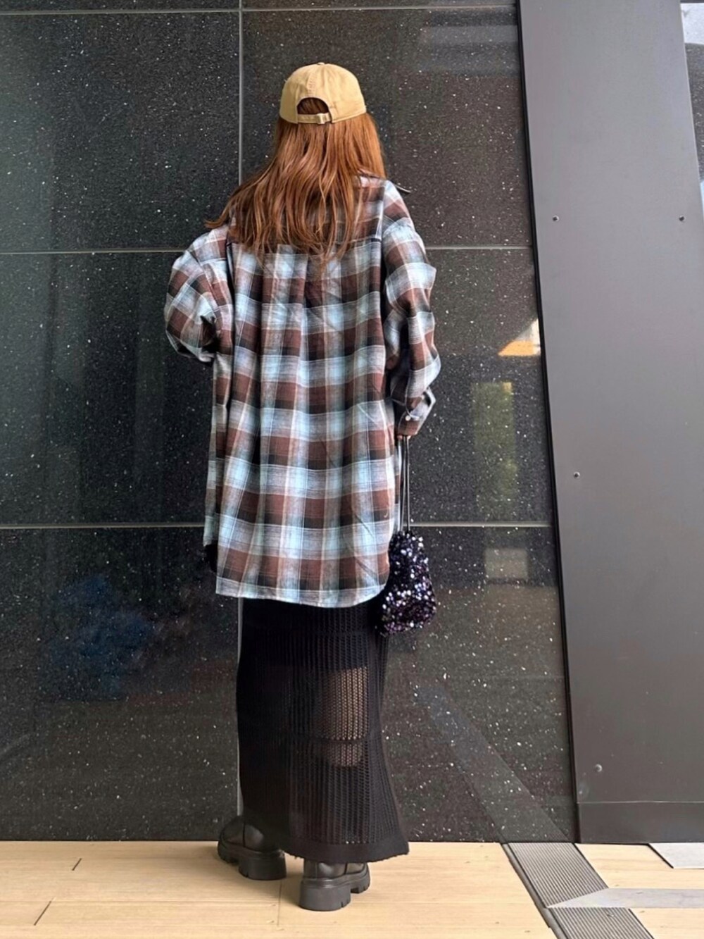 ブラウン系のシャツ/ブラウス、ホワイト系のTシャツ/カットソー、ブラック系のブーツを着用したレディースの秋コーディネートの3枚目の写真