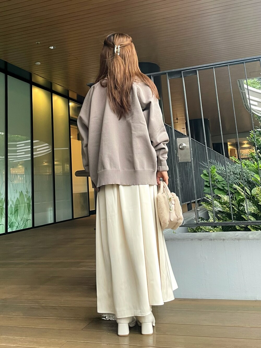 ベージュ系のワンピース、ホワイト系のショルダーバッグ、ホワイト系のTシャツ/カットソーを着用したレディースの秋コーディネートの2枚目の写真