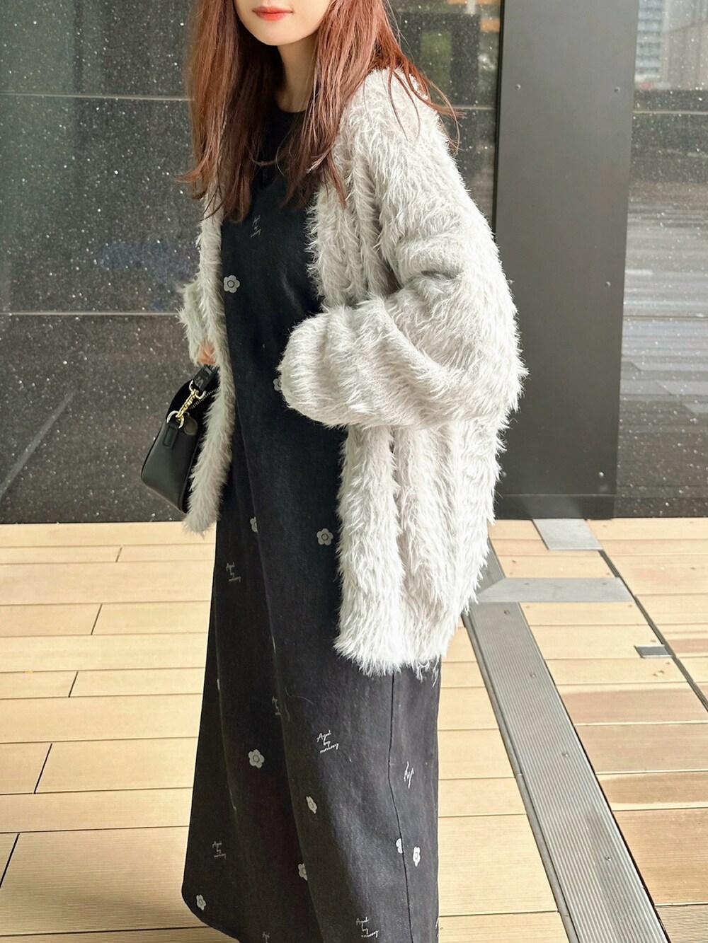 「tiptop、tiptop_pocket、tipコーデ、カーディガン、ニットカーディガン、ワンピース、キャミワンピ、秋っぽコーデ更新中、秋コーデ、デートコーデ、大人かわいい、秋アウター、お出かけコーデ、低身長、低身長コーデ」｜「tiptopのフェザーヤーンBIGカーディガン（カーディガン/ボレロ、グレー系）」を使った、Marielさん（レディース・149cm）の秋コーディネートの2枚目の写真