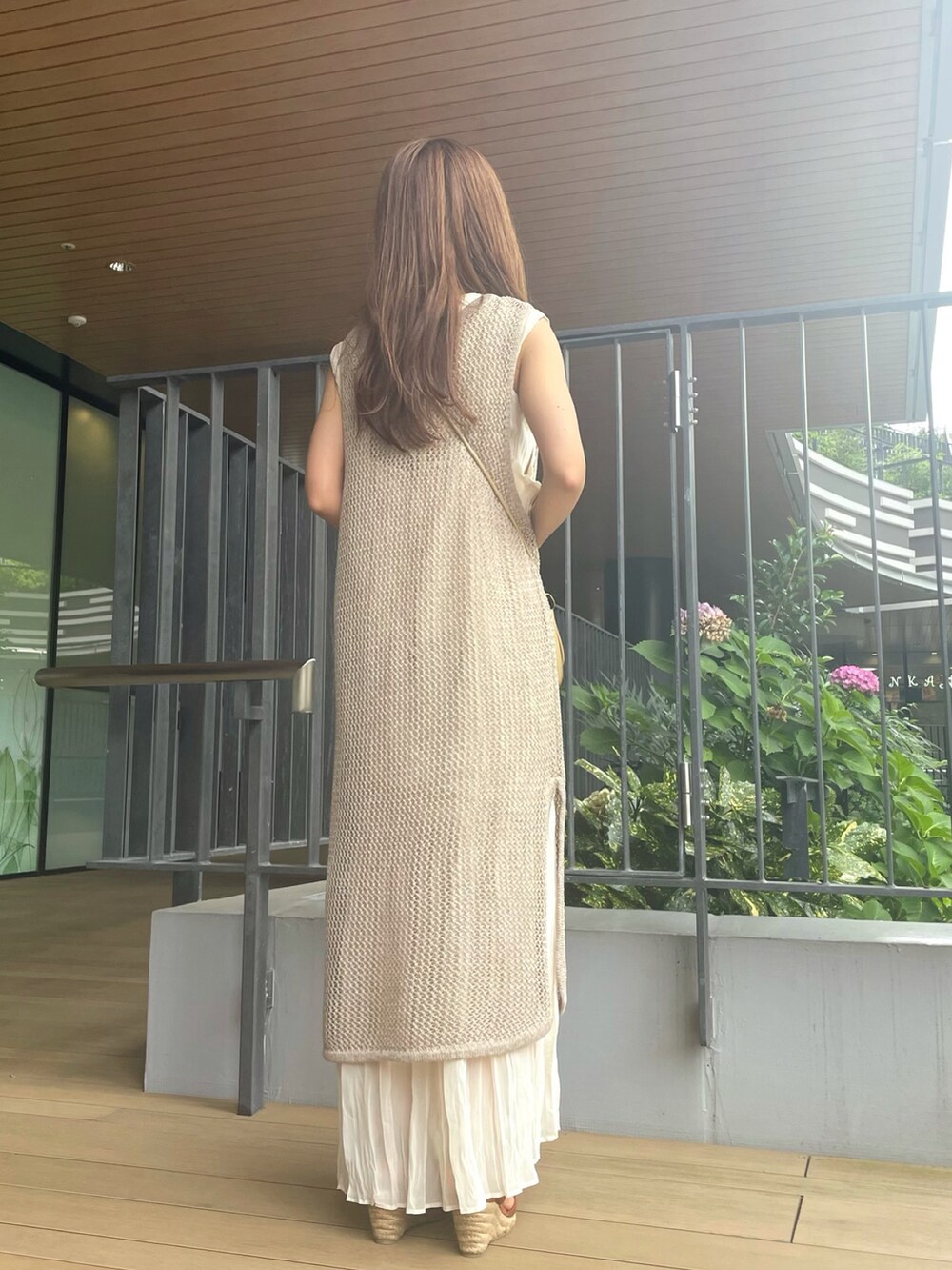 Marielさんの「【WEB限定/サイズ展開あり】ワッシャーシフォン無地ワンピース（Kastane）」を使ったコーディネートの2枚目の写真